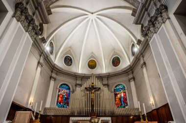 Havari Aziz Thomas 'a adanmış Katedral Bazilikası antik bir Roma tapınağının sahasına inşa edilmiştir. 1060 yılında Normanlar tarafından yok edildi, yeniden inşa edildi..