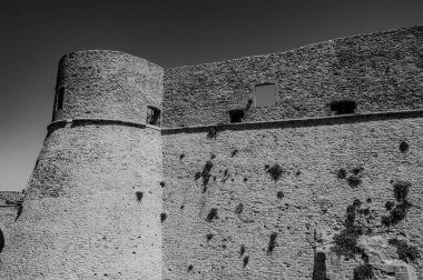 Aragonese Kalesi, Ortona 'nın şehrin kıyısındaki ve deniz manzaralı bir kalesidir. 1773-1812 yılları arasında Ortona Ludovica Ianneys 'in (1756-1812) koruyucusunun ünlü konutu..