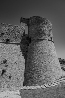 Aragonese Kalesi, Ortona 'nın şehrin kıyısındaki ve deniz manzaralı bir kalesidir. 1773-1812 yılları arasında Ortona Ludovica Ianneys 'in (1756-1812) koruyucusunun ünlü konutu..