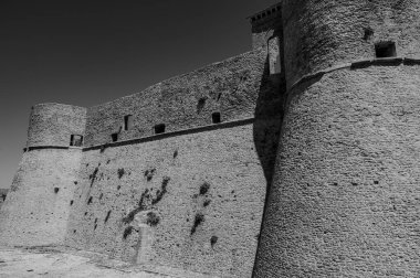 Aragonese Kalesi, Ortona 'nın şehrin kıyısındaki ve deniz manzaralı bir kalesidir. 1773-1812 yılları arasında Ortona Ludovica Ianneys 'in (1756-1812) koruyucusunun ünlü konutu..