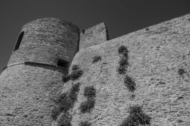 Aragonese Kalesi, Ortona 'nın şehrin kıyısındaki ve deniz manzaralı bir kalesidir. 1773-1812 yılları arasında Ortona Ludovica Ianneys 'in (1756-1812) koruyucusunun ünlü konutu..