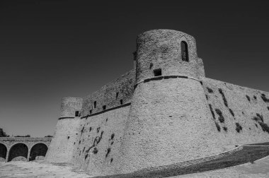 Aragonese Kalesi, Ortona 'nın şehrin kıyısındaki ve deniz manzaralı bir kalesidir. 1773-1812 yılları arasında Ortona Ludovica Ianneys 'in (1756-1812) koruyucusunun ünlü konutu..