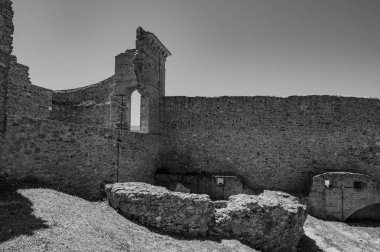 Aragonese Kalesi, Ortona 'nın şehrin kıyısındaki ve deniz manzaralı bir kalesidir. 1773-1812 yılları arasında Ortona Ludovica Ianneys 'in (1756-1812) koruyucusunun ünlü konutu..