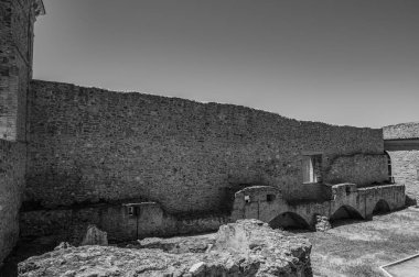 Aragonese Kalesi, Ortona 'nın şehrin kıyısındaki ve deniz manzaralı bir kalesidir. 1773-1812 yılları arasında Ortona Ludovica Ianneys 'in (1756-1812) koruyucusunun ünlü konutu..