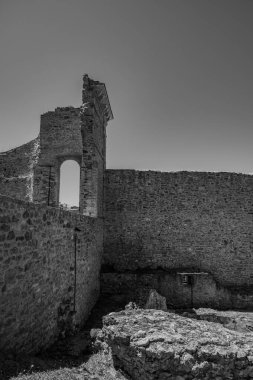 Aragonese Kalesi, Ortona 'nın şehrin kıyısındaki ve deniz manzaralı bir kalesidir. 1773-1812 yılları arasında Ortona Ludovica Ianneys 'in (1756-1812) koruyucusunun ünlü konutu..