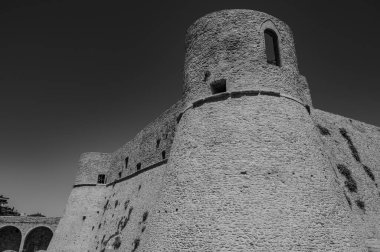 Aragonese Kalesi, Ortona 'nın şehrin kıyısındaki ve deniz manzaralı bir kalesidir. 1773-1812 yılları arasında Ortona Ludovica Ianneys 'in (1756-1812) koruyucusunun ünlü konutu..