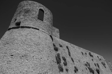 Aragonese Kalesi, Ortona 'nın şehrin kıyısındaki ve deniz manzaralı bir kalesidir. 1773-1812 yılları arasında Ortona Ludovica Ianneys 'in (1756-1812) koruyucusunun ünlü konutu..