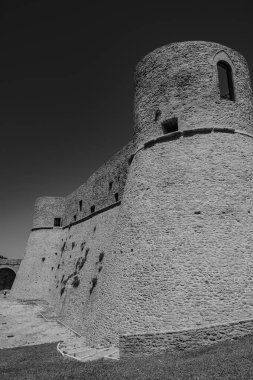 Aragonese Kalesi, Ortona 'nın şehrin kıyısındaki ve deniz manzaralı bir kalesidir. 1773-1812 yılları arasında Ortona Ludovica Ianneys 'in (1756-1812) koruyucusunun ünlü konutu..