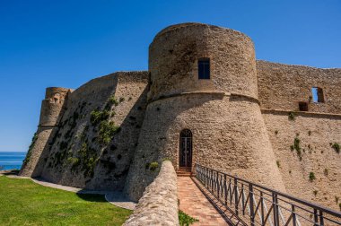 Aragonese Kalesi, Ortona 'nın şehrin kıyısındaki ve deniz manzaralı bir kalesidir. 1773-1812 yılları arasında Ortona Ludovica Ianneys 'in (1756-1812) koruyucusunun ünlü konutu..