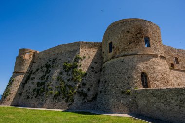 Aragonese Kalesi, Ortona 'nın şehrin kıyısındaki ve deniz manzaralı bir kalesidir. 1773-1812 yılları arasında Ortona Ludovica Ianneys 'in (1756-1812) koruyucusunun ünlü konutu..