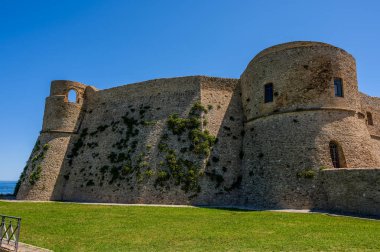 Aragonese Kalesi, Ortona 'nın şehrin kıyısındaki ve deniz manzaralı bir kalesidir. 1773-1812 yılları arasında Ortona Ludovica Ianneys 'in (1756-1812) koruyucusunun ünlü konutu..
