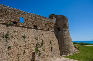 Aragonese Kalesi, Ortona 'nın şehrin kıyısındaki ve deniz manzaralı bir kalesidir. 1773-1812 yılları arasında Ortona Ludovica Ianneys 'in (1756-1812) koruyucusunun ünlü konutu..