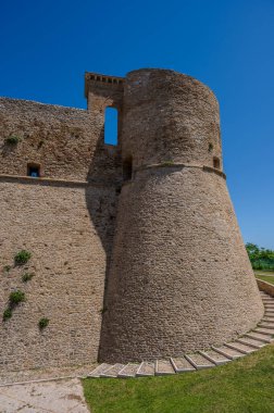 Aragonese Kalesi, Ortona 'nın şehrin kıyısındaki ve deniz manzaralı bir kalesidir. 1773-1812 yılları arasında Ortona Ludovica Ianneys 'in (1756-1812) koruyucusunun ünlü konutu..
