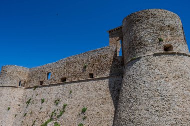 Aragonese Kalesi, Ortona 'nın şehrin kıyısındaki ve deniz manzaralı bir kalesidir. 1773-1812 yılları arasında Ortona Ludovica Ianneys 'in (1756-1812) koruyucusunun ünlü konutu..