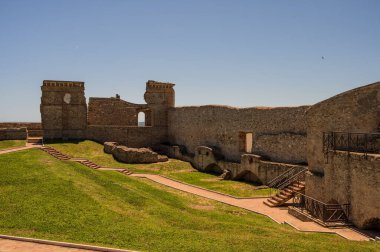 Aragonese Kalesi, Ortona 'nın şehrin kıyısındaki ve deniz manzaralı bir kalesidir. 1773-1812 yılları arasında Ortona Ludovica Ianneys 'in (1756-1812) koruyucusunun ünlü konutu..