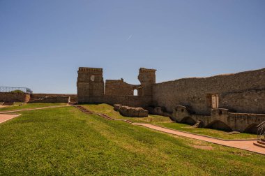 Aragonese Kalesi, Ortona 'nın şehrin kıyısındaki ve deniz manzaralı bir kalesidir. 1773-1812 yılları arasında Ortona Ludovica Ianneys 'in (1756-1812) koruyucusunun ünlü konutu..