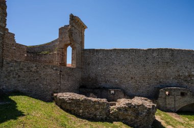 Aragonese Kalesi, Ortona 'nın şehrin kıyısındaki ve deniz manzaralı bir kalesidir. 1773-1812 yılları arasında Ortona Ludovica Ianneys 'in (1756-1812) koruyucusunun ünlü konutu..
