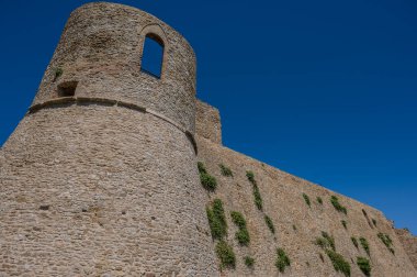 Aragonese Kalesi, Ortona 'nın şehrin kıyısındaki ve deniz manzaralı bir kalesidir. 1773-1812 yılları arasında Ortona Ludovica Ianneys 'in (1756-1812) koruyucusunun ünlü konutu..