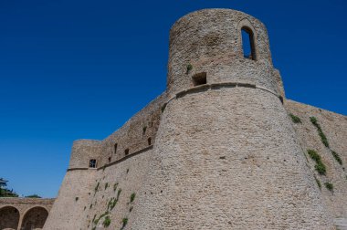 Aragonese Kalesi, Ortona 'nın şehrin kıyısındaki ve deniz manzaralı bir kalesidir. 1773-1812 yılları arasında Ortona Ludovica Ianneys 'in (1756-1812) koruyucusunun ünlü konutu..