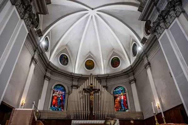 Havari Aziz Thomas 'a adanmış Katedral Bazilikası antik bir Roma tapınağının sahasına inşa edilmiştir. 1060 yılında Normanlar tarafından yok edildi, yeniden inşa edildi..