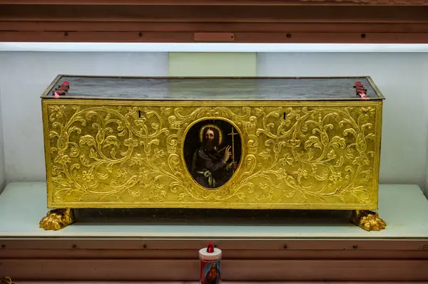 Havari Aziz Thomas 'a adanmış Katedral Bazilikası antik bir Roma tapınağının sahasına inşa edilmiştir. 1060 yılında Normanlar tarafından yok edildi, yeniden inşa edildi..