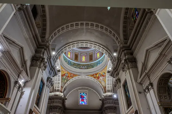 Havari Aziz Thomas 'a adanmış Katedral Bazilikası antik bir Roma tapınağının sahasına inşa edilmiştir. 1060 yılında Normanlar tarafından yok edildi, yeniden inşa edildi..