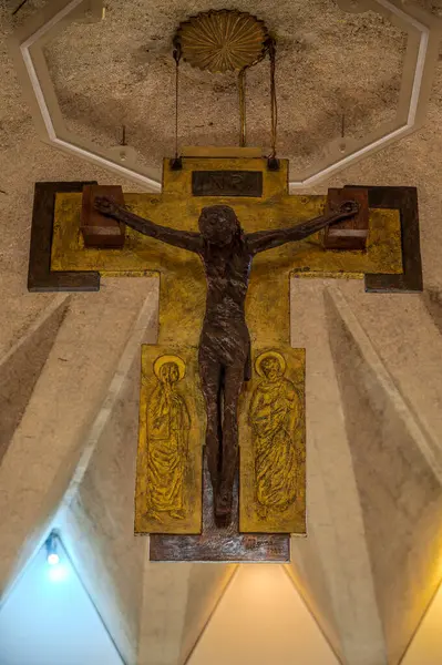 Havari Aziz Thomas 'a adanmış Katedral Bazilikası antik bir Roma tapınağının sahasına inşa edilmiştir. 1060 yılında Normanlar tarafından yok edildi, yeniden inşa edildi..