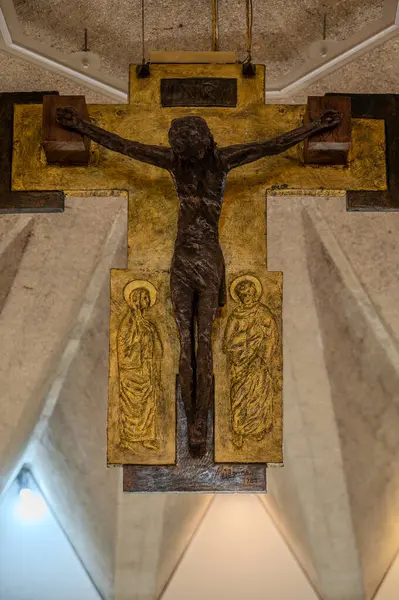 Havari Aziz Thomas 'a adanmış Katedral Bazilikası antik bir Roma tapınağının sahasına inşa edilmiştir. 1060 yılında Normanlar tarafından yok edildi, yeniden inşa edildi..