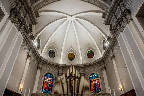 Havari Aziz Thomas 'a adanmış Katedral Bazilikası antik bir Roma tapınağının sahasına inşa edilmiştir. 1060 yılında Normanlar tarafından yok edildi, yeniden inşa edildi..