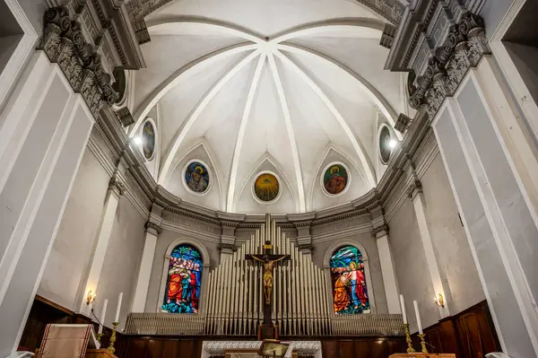 Havari Aziz Thomas 'a adanmış Katedral Bazilikası antik bir Roma tapınağının sahasına inşa edilmiştir. 1060 yılında Normanlar tarafından yok edildi, yeniden inşa edildi..