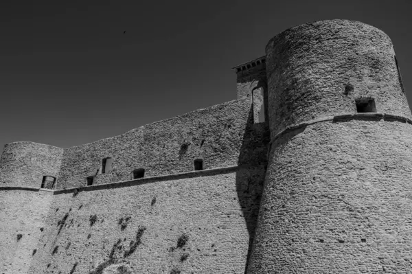 Aragonese Kalesi, Ortona 'nın şehrin kıyısındaki ve deniz manzaralı bir kalesidir. 1773-1812 yılları arasında Ortona Ludovica Ianneys 'in (1756-1812) koruyucusunun ünlü konutu..