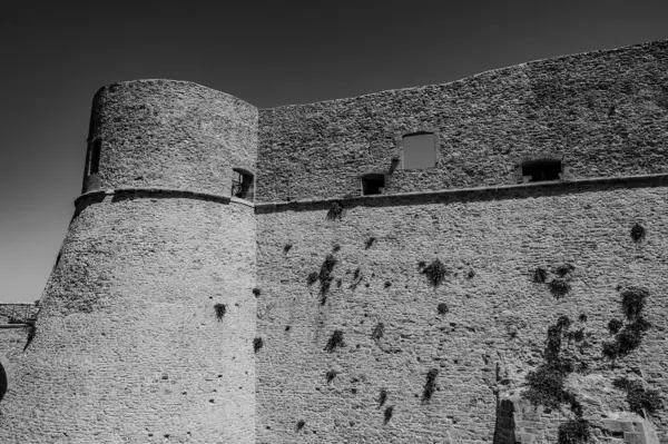 Aragonese Kalesi, Ortona 'nın şehrin kıyısındaki ve deniz manzaralı bir kalesidir. 1773-1812 yılları arasında Ortona Ludovica Ianneys 'in (1756-1812) koruyucusunun ünlü konutu..