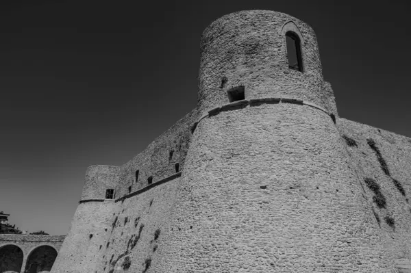 Aragonese Kalesi, Ortona 'nın şehrin kıyısındaki ve deniz manzaralı bir kalesidir. 1773-1812 yılları arasında Ortona Ludovica Ianneys 'in (1756-1812) koruyucusunun ünlü konutu..