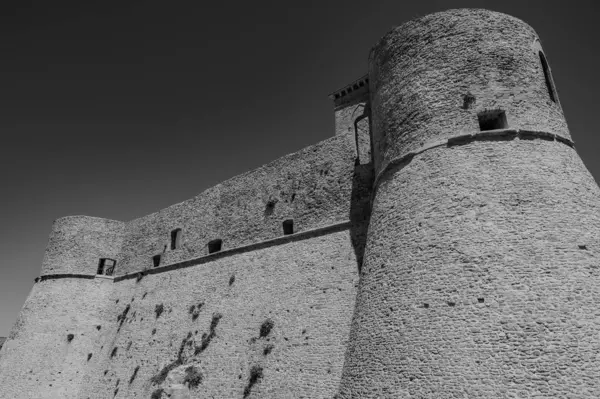 Aragonese Kalesi, Ortona 'nın şehrin kıyısındaki ve deniz manzaralı bir kalesidir. 1773-1812 yılları arasında Ortona Ludovica Ianneys 'in (1756-1812) koruyucusunun ünlü konutu..