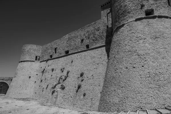 Aragonese Kalesi, Ortona 'nın şehrin kıyısındaki ve deniz manzaralı bir kalesidir. 1773-1812 yılları arasında Ortona Ludovica Ianneys 'in (1756-1812) koruyucusunun ünlü konutu..