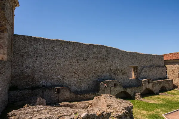 Aragonese Kalesi, Ortona 'nın şehrin kıyısındaki ve deniz manzaralı bir kalesidir. 1773-1812 yılları arasında Ortona Ludovica Ianneys 'in (1756-1812) koruyucusunun ünlü konutu..