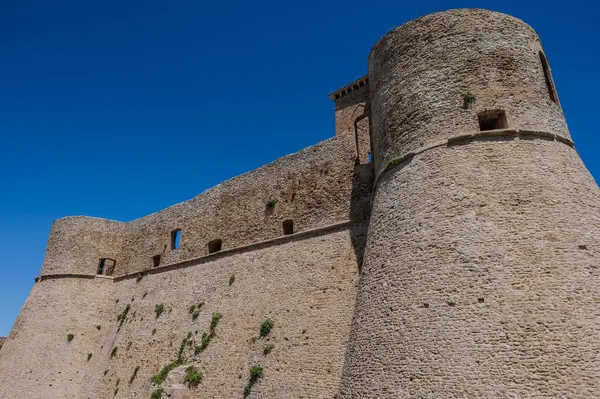 Aragonese Kalesi, Ortona 'nın şehrin kıyısındaki ve deniz manzaralı bir kalesidir. 1773-1812 yılları arasında Ortona Ludovica Ianneys 'in (1756-1812) koruyucusunun ünlü konutu..