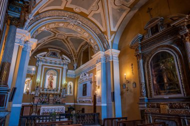 S. Rocco Kilisesi 16. yüzyılın ilk yarısında Mösyö Giacomo da Varese tarafından kumtaşı bir kapı ile inşa edilmiştir. İçeride, Aziz Rocco 'nun ahşap heykeli ve mihraptaki İsa' nın Kutsal Kalbi heykeli..