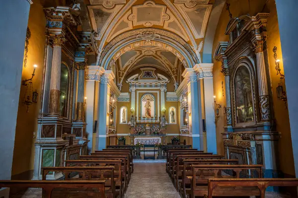 S. Rocco Kilisesi 16. yüzyılın ilk yarısında Mösyö Giacomo da Varese tarafından kumtaşı bir kapı ile inşa edilmiştir. İçeride, Aziz Rocco 'nun ahşap heykeli ve mihraptaki İsa' nın Kutsal Kalbi heykeli..