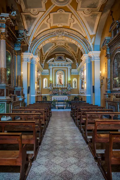 S. Rocco Kilisesi 16. yüzyılın ilk yarısında Mösyö Giacomo da Varese tarafından kumtaşı bir kapı ile inşa edilmiştir. İçeride, Aziz Rocco 'nun ahşap heykeli ve mihraptaki İsa' nın Kutsal Kalbi heykeli..