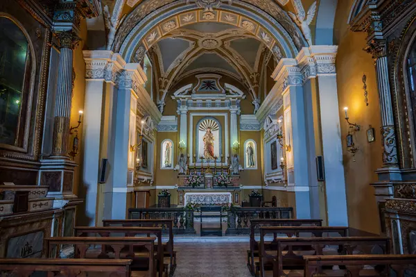 S. Rocco Kilisesi 16. yüzyılın ilk yarısında Mösyö Giacomo da Varese tarafından kumtaşı bir kapı ile inşa edilmiştir. İçeride, Aziz Rocco 'nun ahşap heykeli ve mihraptaki İsa' nın Kutsal Kalbi heykeli..