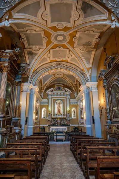 S. Rocco Kilisesi 16. yüzyılın ilk yarısında Mösyö Giacomo da Varese tarafından kumtaşı bir kapı ile inşa edilmiştir. İçeride, Aziz Rocco 'nun ahşap heykeli ve mihraptaki İsa' nın Kutsal Kalbi heykeli..