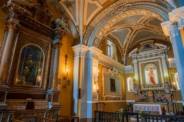 S. Rocco Kilisesi 16. yüzyılın ilk yarısında Mösyö Giacomo da Varese tarafından kumtaşı bir kapı ile inşa edilmiştir. İçeride, Aziz Rocco 'nun ahşap heykeli ve mihraptaki İsa' nın Kutsal Kalbi heykeli..