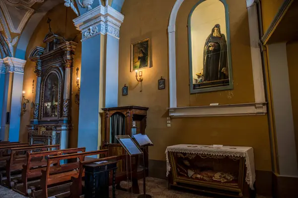 S. Rocco Kilisesi 16. yüzyılın ilk yarısında Mösyö Giacomo da Varese tarafından kumtaşı bir kapı ile inşa edilmiştir. İçeride, Aziz Rocco 'nun ahşap heykeli ve mihraptaki İsa' nın Kutsal Kalbi heykeli..