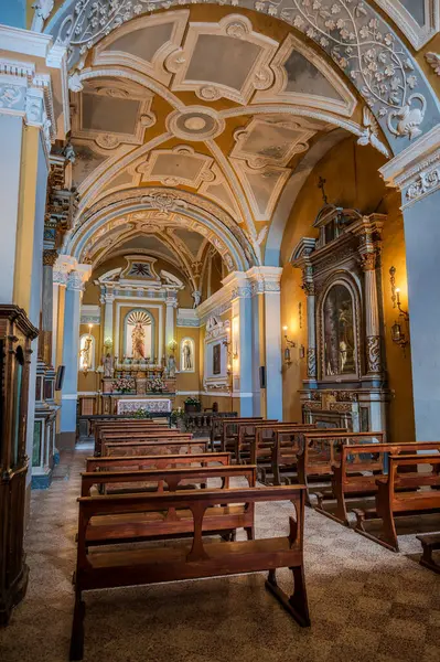 S. Rocco Kilisesi 16. yüzyılın ilk yarısında Mösyö Giacomo da Varese tarafından kumtaşı bir kapı ile inşa edilmiştir. İçeride, Aziz Rocco 'nun ahşap heykeli ve mihraptaki İsa' nın Kutsal Kalbi heykeli..