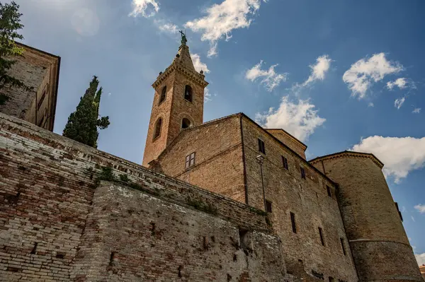 Aziz Gregory ve Margaret Katedrali, San Benedetto del Tronto-Ripatransone-Montalto piskoposluğunun ortak katedrali olan Ripatransone 'daki ana tarikat binasıdır.