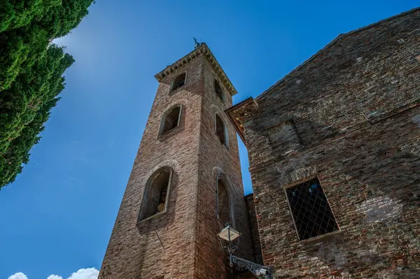 Aziz Gregory ve Margaret Katedrali, San Benedetto del Tronto-Ripatransone-Montalto piskoposluğunun ortak katedrali olan Ripatransone 'daki ana tarikat binasıdır.