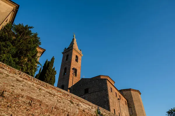 Ripatransone, İtalya 'nın Ascoli Piceno eyaletinde yer alan bir şehirdir. Kasaba, Adriyatik Denizi 'ne yakın yüksek bir tepede yer almaktadır..
