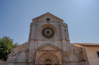 Fossanova Manastırı, Priverno belediyesinde yer almaktadır. Görkemli zarafeti ve sağlam yapısıyla Manastır, Kilisesi mimarisinin gerçek bir mücevherini temsil ediyor..