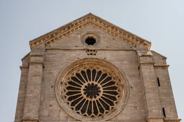 Fossanova Manastırı, Priverno belediyesinde yer almaktadır. Görkemli zarafeti ve sağlam yapısıyla Manastır, Kilisesi mimarisinin gerçek bir mücevherini temsil ediyor..